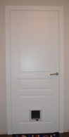 Białe drzwi z wejściem dla kota